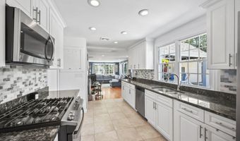 28 W Park Ave, Belford, NJ 07718
