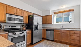 26 W Narragansett Ave 6, Newport, RI 02840