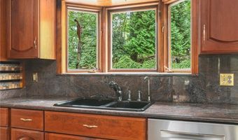 10 Oak Hill Dr, Lincoln, RI 02865