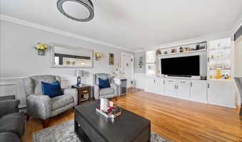 200 Merrick Rd R, Amityville, NY 11701