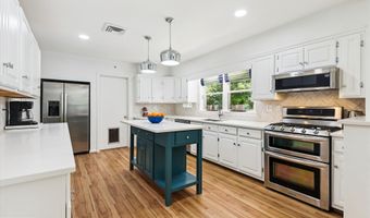 6916 PACIFIC Ln, Annandale, VA 22003
