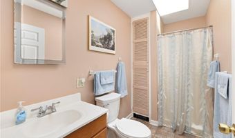 4 Wabasso Ter, Middletown, RI 02842