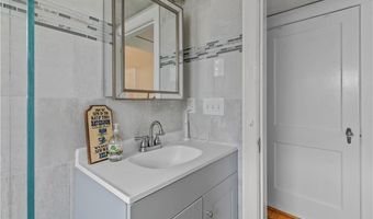 40 Webster St B, Newport, RI 02840