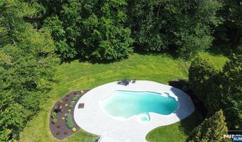 31 Gloria Dr, Allendale, NJ 07401