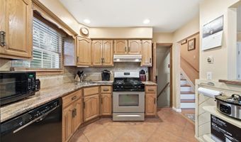 18 Gaylore Dr W, Amityville, NY 11701
