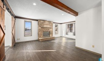 702 S 3rd St, Beresford, SD 57004