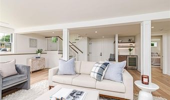 8 Kerins Ter, Newport, RI 02840