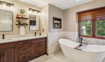 946 11th Ave SE, Altoona, IA 50009