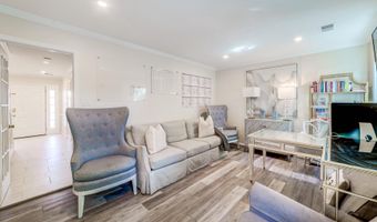8 CARRIAGE HOUSE Cir, Alexandria, VA 22304