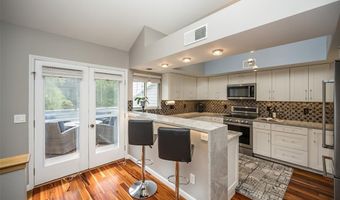 1878 Ridgeview Circle Dr, Ballwin, MO 63021