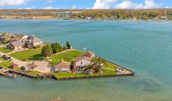 523 Lathrop Ave, Algonac, MI 48001