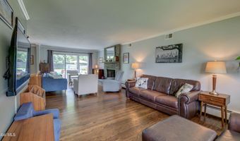 4 Fairway Ct, Albany, NY 12208