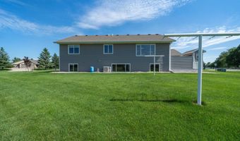 814 Curt Felt Dr, Alexandria, MN 56308