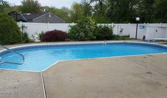 496 Apple Valley Dr, Belford, NJ 07718