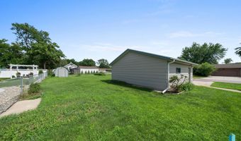 412 S 1st Ave, Brandon, SD 57005