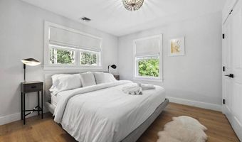 97 Oak Ln, Amagansett, NY 11937