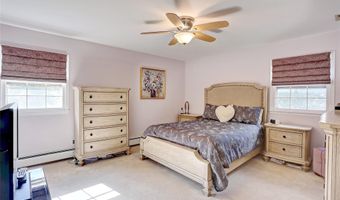 9 S Amundsen Ln, Airmont, NY 10901