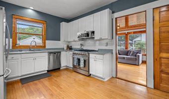 27 Center St, Algonquin, IL 60102