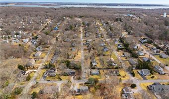 32 Tanglewood Trl, Narragansett, RI 02882