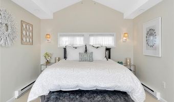 10 Calef Ave, Narragansett, RI 02882