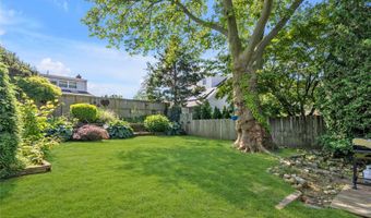 95 Falmouth Pl, Albertson, NY 11507