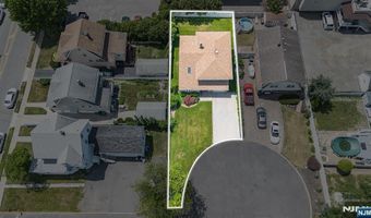 2 Violet Ct, Bergenfield, NJ 07621