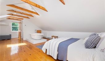 5 Tews Ct, Newport, RI 02840