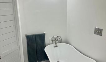 19 CENTER St, Barnegat, NJ 08005