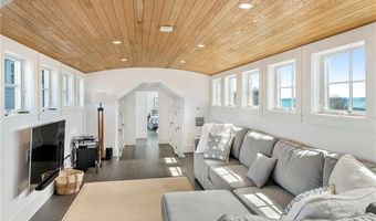 592 Tuckerman Ave, Middletown, RI 02842