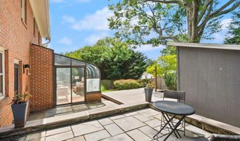 6010 BENALDER Dr, Bethesda, MD 20816