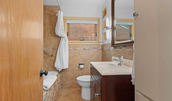 2323 PALISADES Dr, Appleton, WI 54915