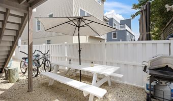 222 7TH St, Beach Haven, NJ 08008