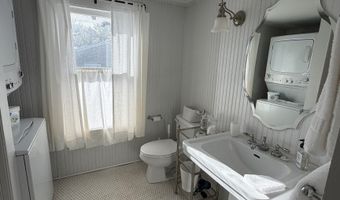 8 Tyler Ave, Branford, CT 06405