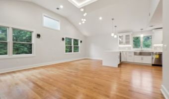 14 Redwood St, Bergenfield, NJ 07621