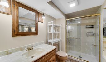 2042 W Spring Ridge Dr, Arlington Heights, IL 60004
