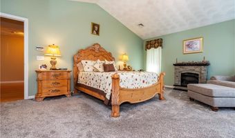 9 Wilshire Ln, Cranston, RI 02921