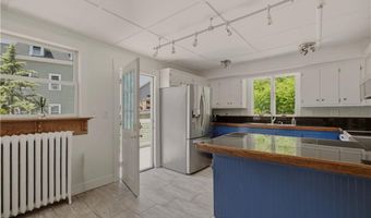 21 Clinton Ave, Newport, RI 02840
