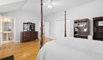 75 N Cliff Dr, Narragansett, RI 02882