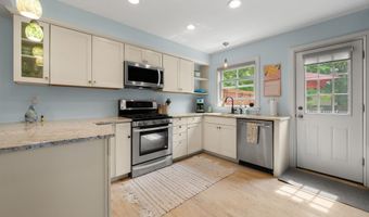 8 Maple Ave, Clinton, CT 06413
