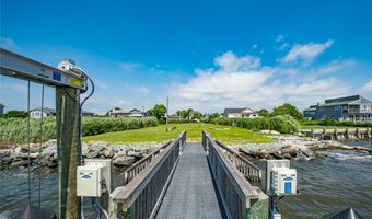 32 Unqua Pl, Amityville, NY 11701