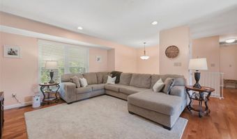 254 Village Mead Dr, Ballwin, MO 63021