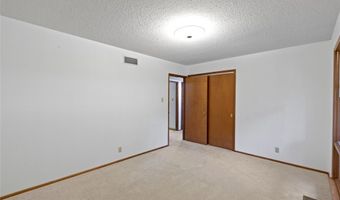 16 Meadowbrook Country Club Est, Ballwin, MO 63011