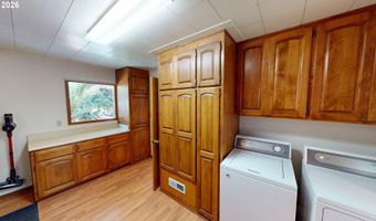 925 7TH St, Brookings, OR 97415