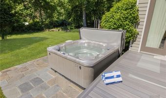 621 E Shore Rd, Jamestown, RI 02835