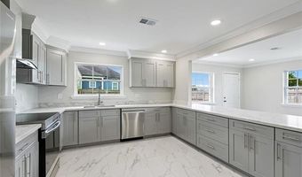 300 CHINCHILLA Dr, Arabi, LA 70032