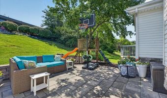 918 Claybend Dr, Ballwin, MO 63011