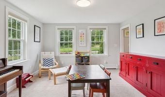 2 Winsome Lea Rd, Falmouth, ME 04105