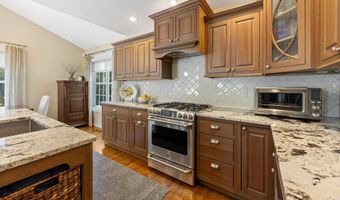 31 Nathan Hale Ct, Cheshire, CT 06410