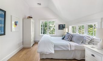 72 Summerfield Ln, Middletown, RI 02842