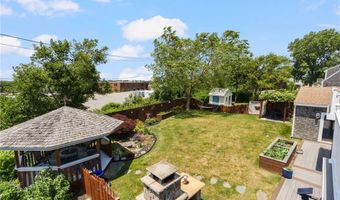 27 Ocean View Dr, Middletown, RI 02842